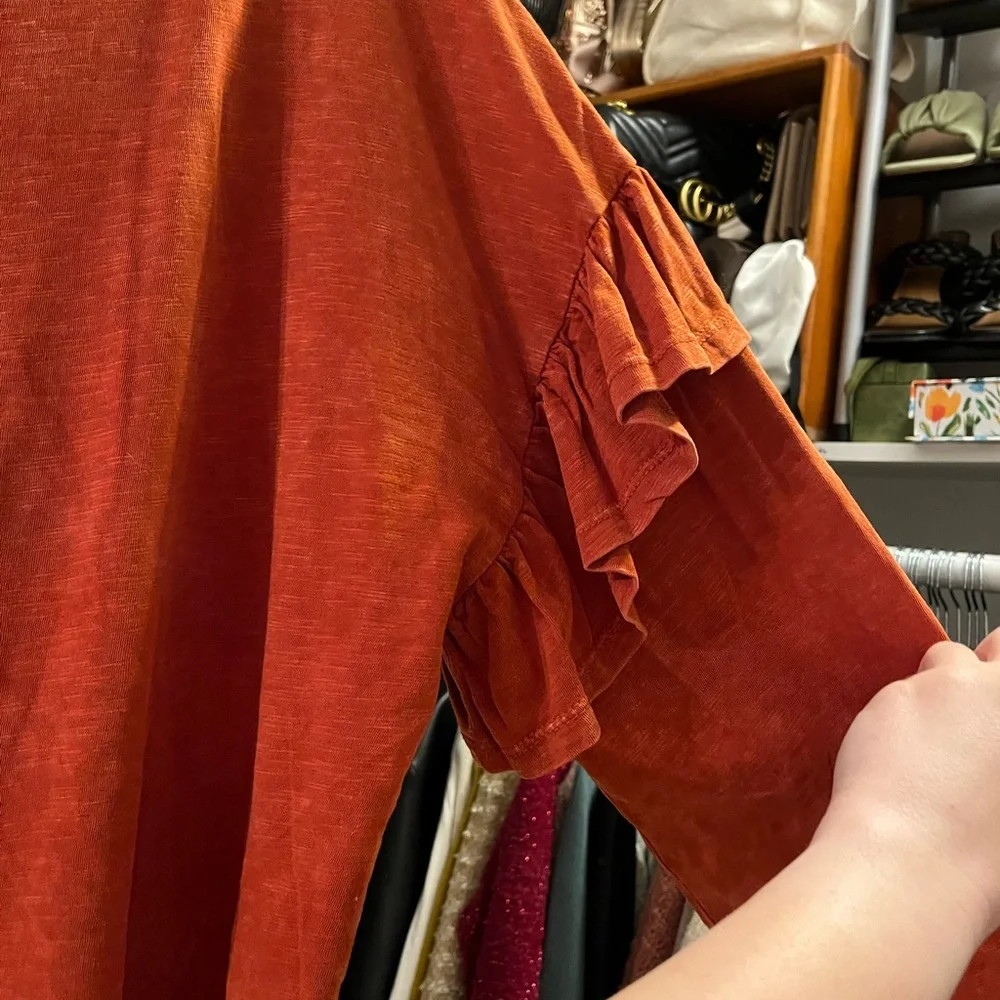 Universal Thread Ruffle arm top - Picture 2 of 3